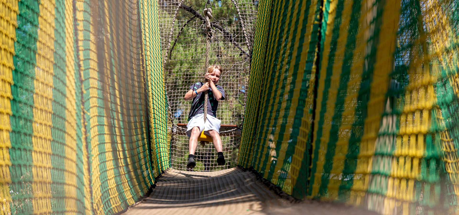 Camping san damiano aire de jeux garcon sur tyrolienne